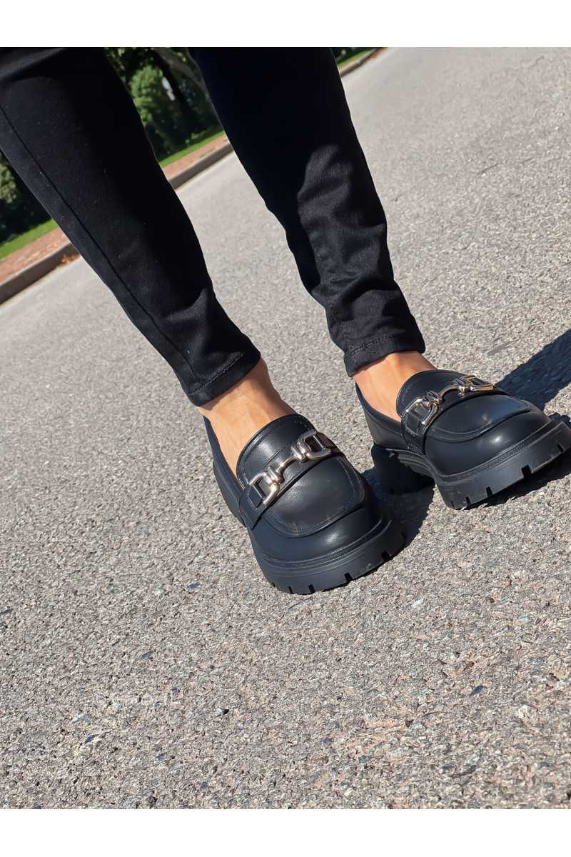 mocassins chaussures noires bride dorée tendances mode grecy zara mango automne 2023