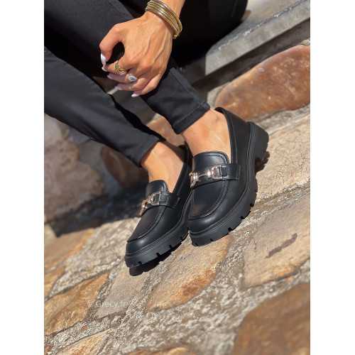 mocassins chaussures noires bride dorée tendances mode grecy zara mango automne 2023