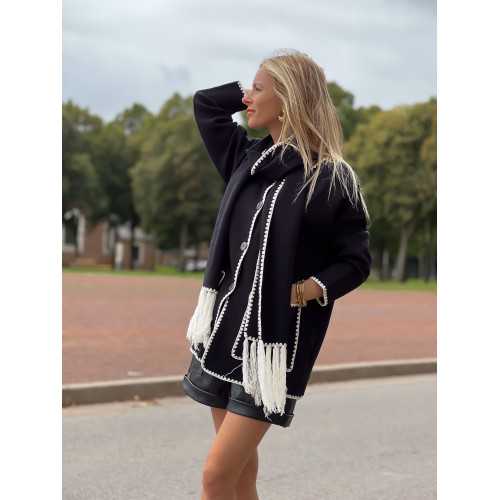 veste manteau contraste noir blanc avec écharpe franges inspiration totem automne hiver 2023 grecy mode tendance zara mango