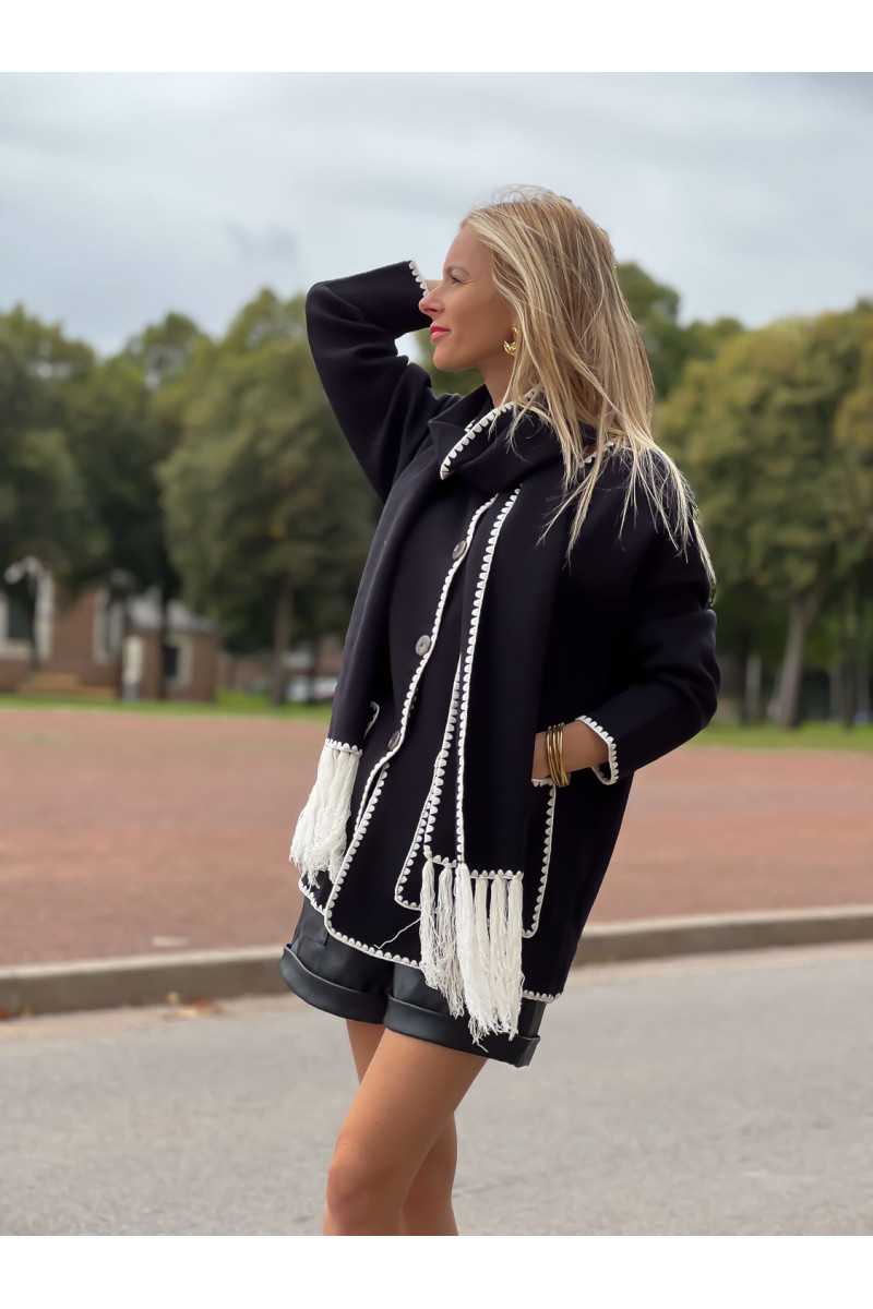 veste manteau contraste noir blanc avec écharpe franges inspiration totem automne hiver 2023 grecy mode tendance zara mango