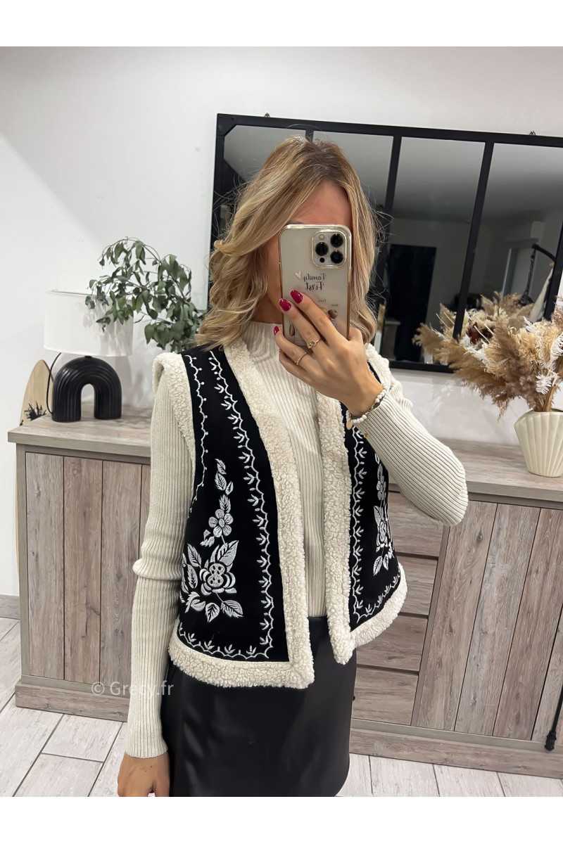 gilet veste sans manches noir blanc broderies fleuri grecy mode tendance automne hiver 2023 outfit blogueuse look