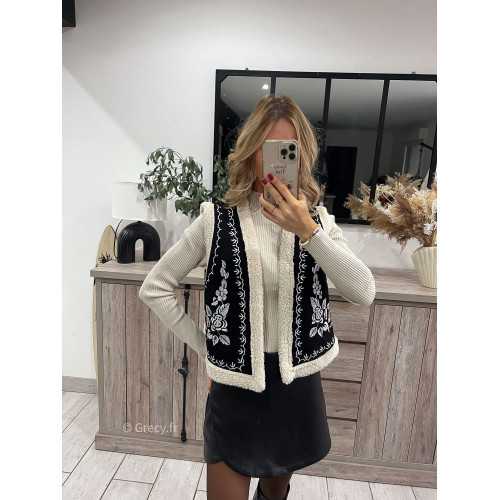 gilet veste sans manches noir blanc broderies fleuri grecy mode tendance automne hiver 2023 outfit blogueuse look