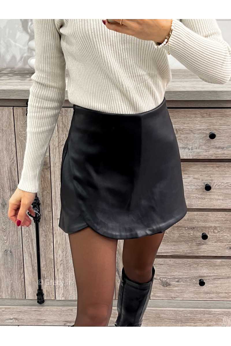 skort jupe short porte-feuille noire simili cuir courte grecy mode tendance automne hiver 2023 outfit ootd blogueuse