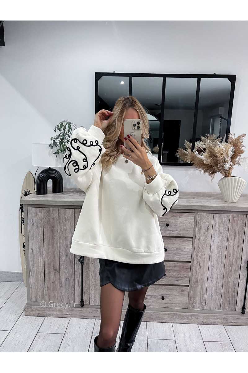 sweat oversize broderies blanc grande taille confort cosy grecy mode tendance automne hiver 2023 outfit ootd blogueuse