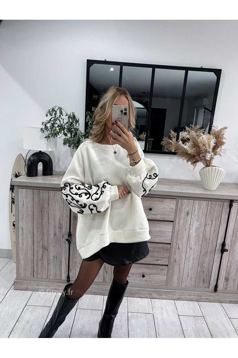 sweat oversize broderies blanc grande taille confort cosy grecy mode tendance automne hiver 2023 outfit ootd blogueuse
