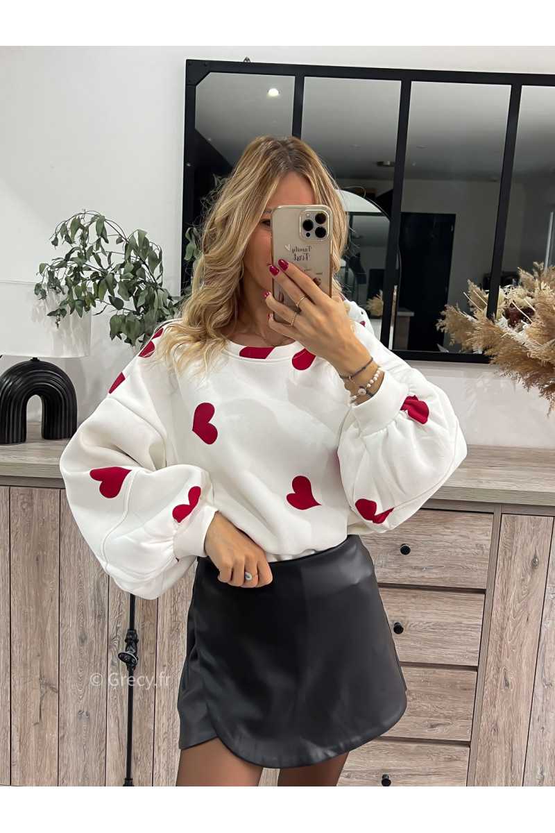 sweat oversize blanc coeurs rouge confort cosy grecy mode tendance automne hiver 2023 outfit ootd blogueuse