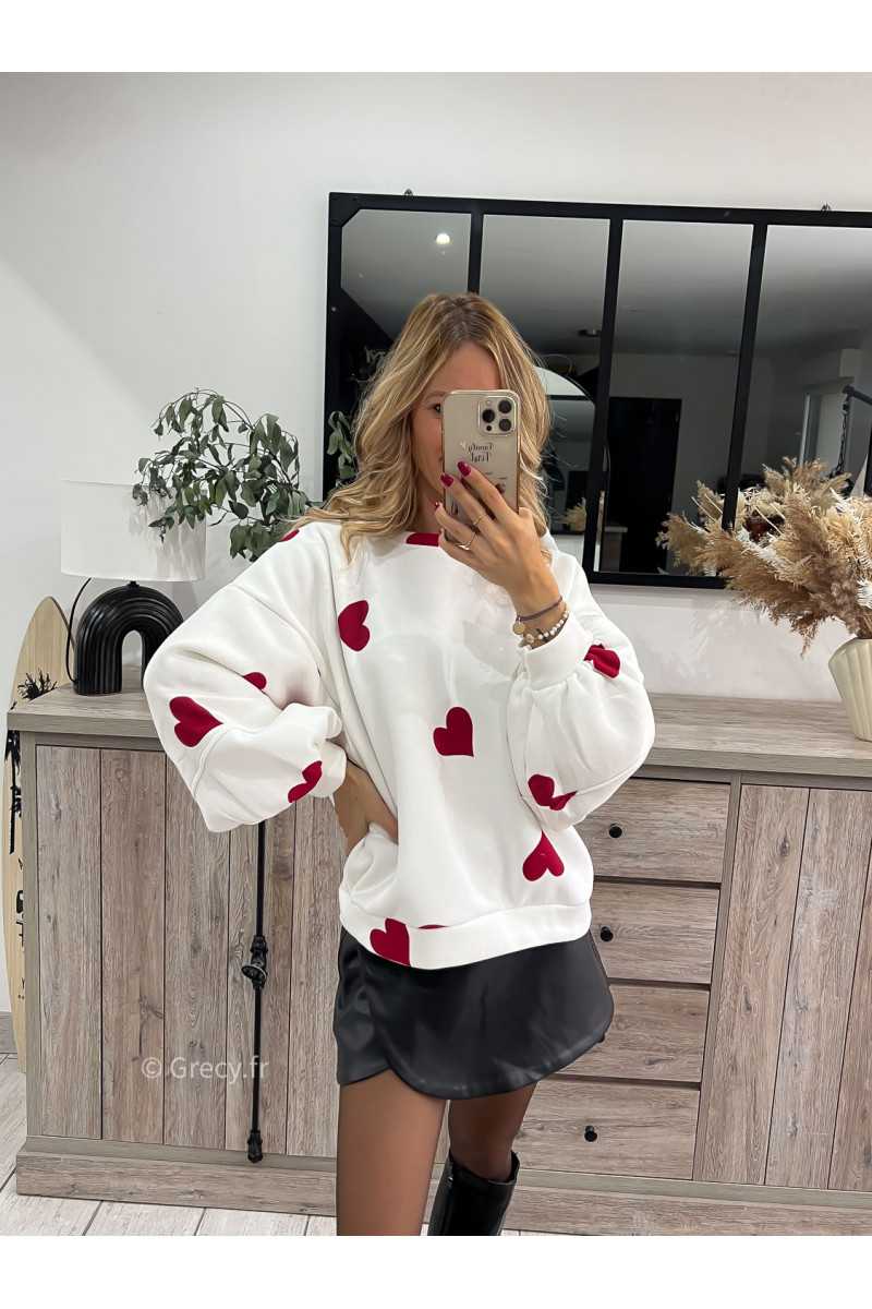 sweat oversize blanc coeurs rouge confort cosy grecy mode tendance automne hiver 2023 outfit ootd blogueuse