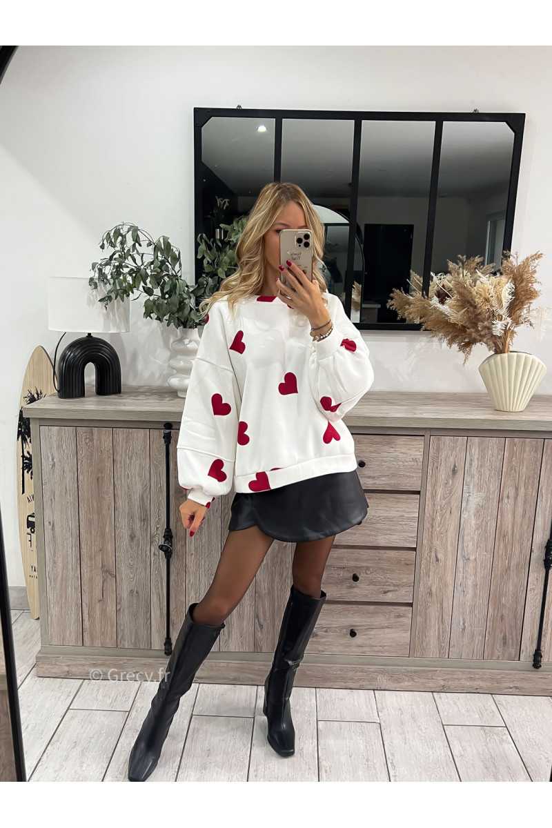 sweat oversize blanc coeurs rouge confort cosy grecy mode tendance automne hiver 2023 outfit ootd blogueuse