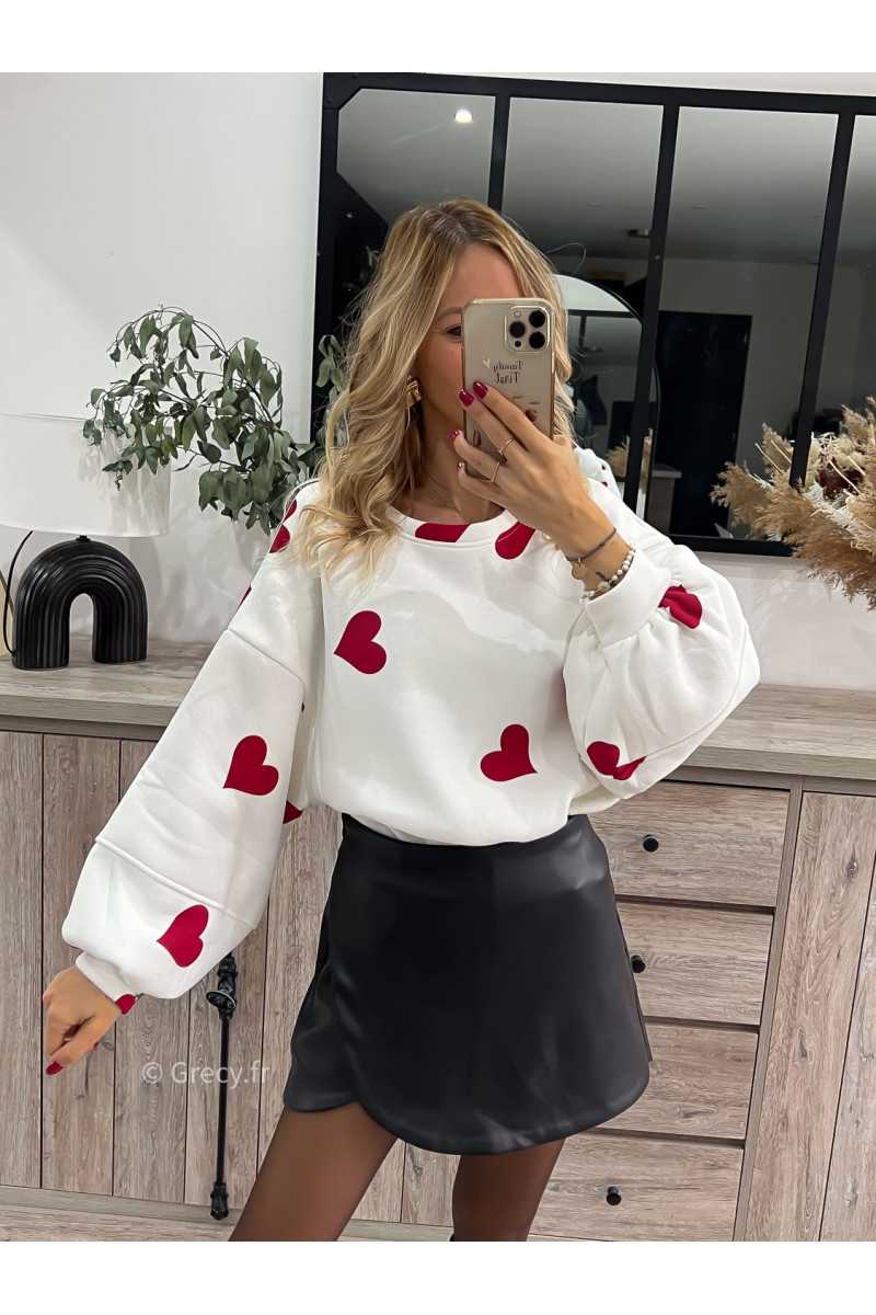 sweat oversize blanc coeurs rouge confort cosy grecy mode tendance automne hiver 2023 outfit ootd blogueuse