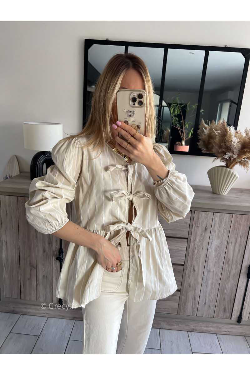 blouse chemise beige nouée noeuds devant rayée rayures grecy outfit look ootd mode tendance printemps 2024