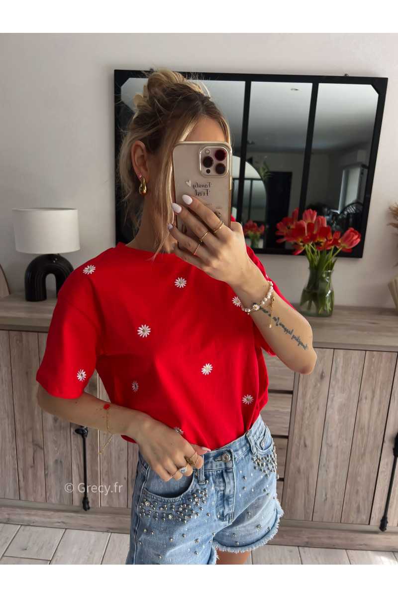 t-shirt rouge fleuri marguerites short en jean strass Denim Coachella look outfit tendance mode printemps été 2024 grecy