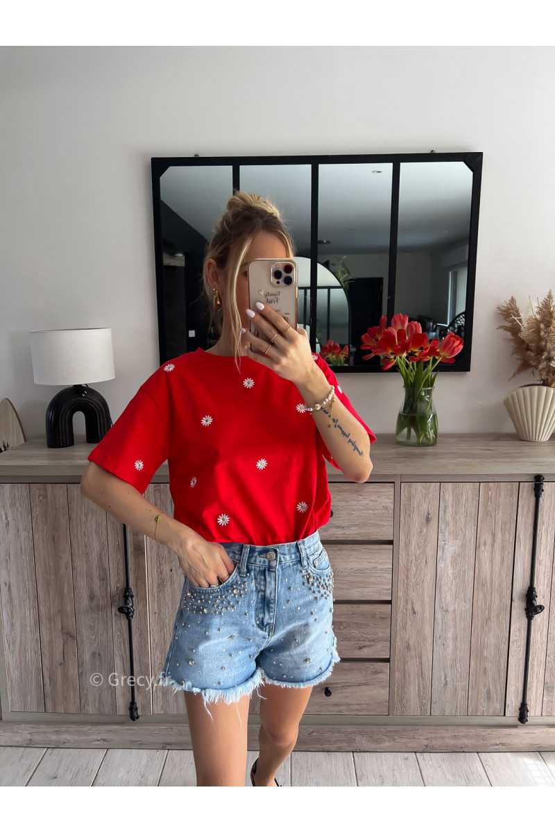 t-shirt rouge fleuri marguerites short en jean strass Denim Coachella look outfit tendance mode printemps été 2024 grecy