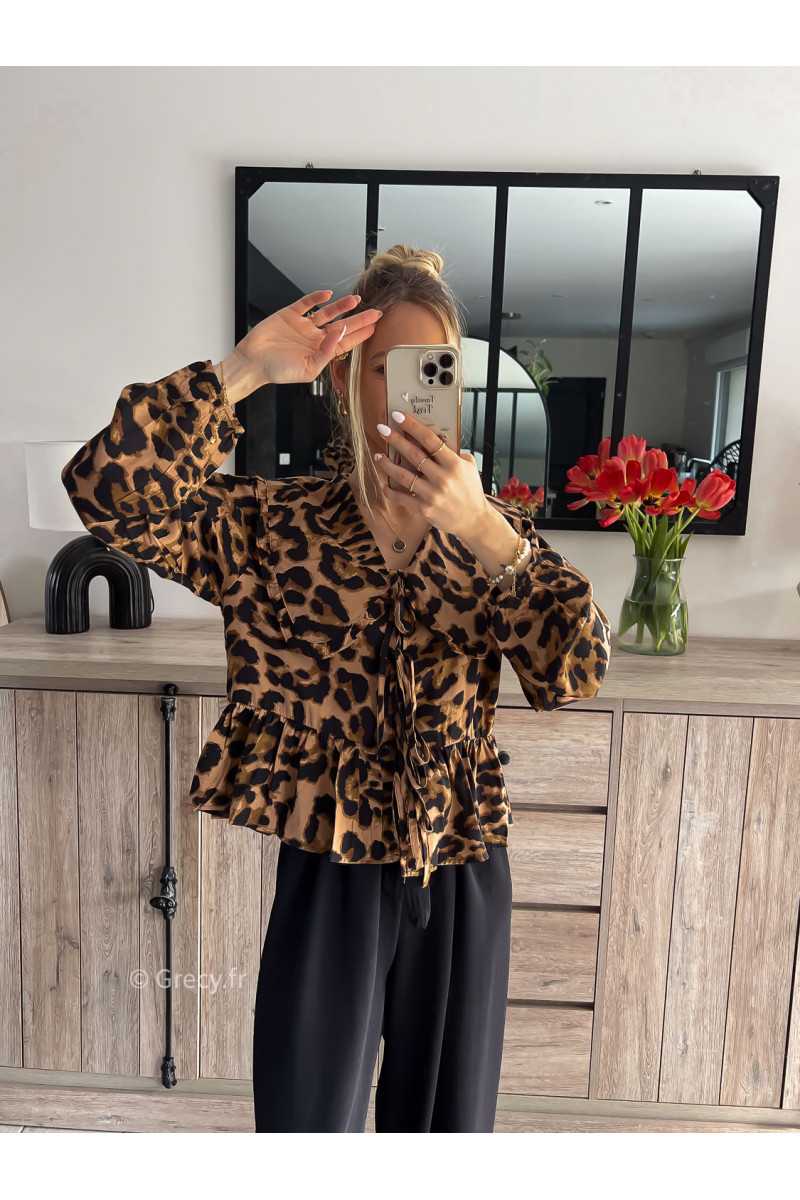 blouse chemise col claudine noeuds nouée devant léopard grand col ganni look outfit tendance mode printemps été 2024 grecy