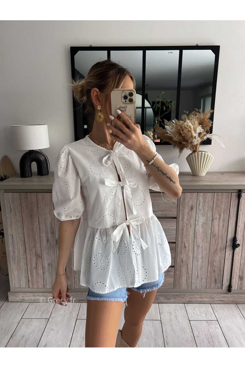blouse blanche broderie anglaise noeuds printemps été 2024 mode look ootd outfit grecy
