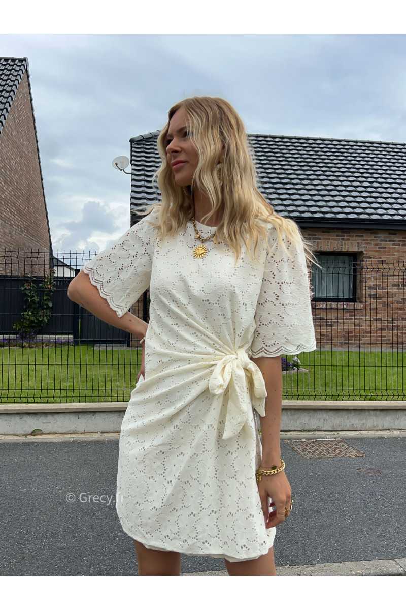 robe courte dentelles nouée chic cérémonie blanc été Summer 2024 mode tendance grecy look