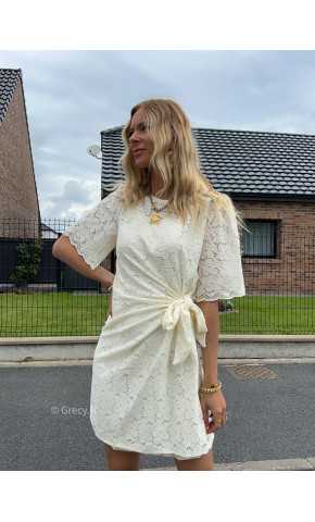 robe courte dentelles nouée chic cérémonie blanc été Summer 2024 mode tendance grecy look