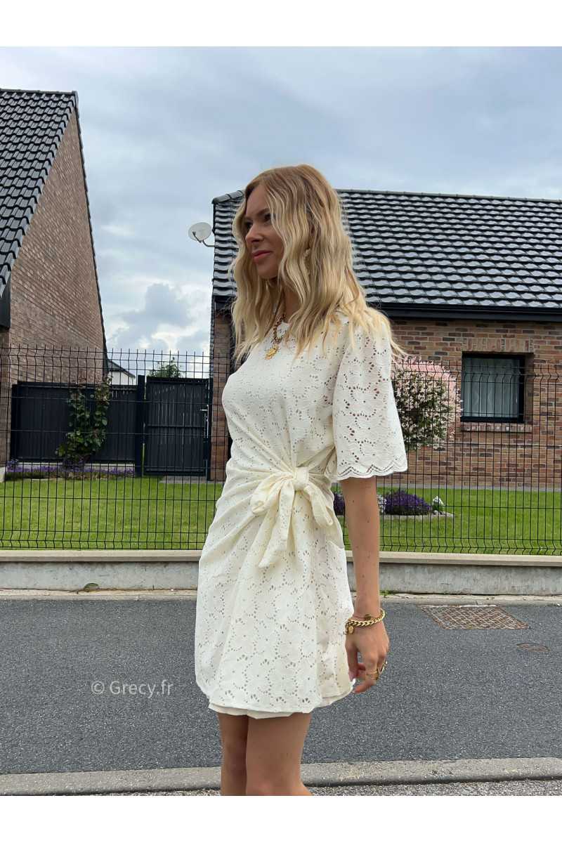 robe courte dentelles nouée chic cérémonie blanc été Summer 2024 mode tendance grecy look