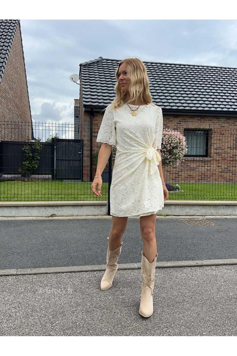 robe courte dentelles nouée chic cérémonie blanc été Summer 2024 mode tendance grecy look