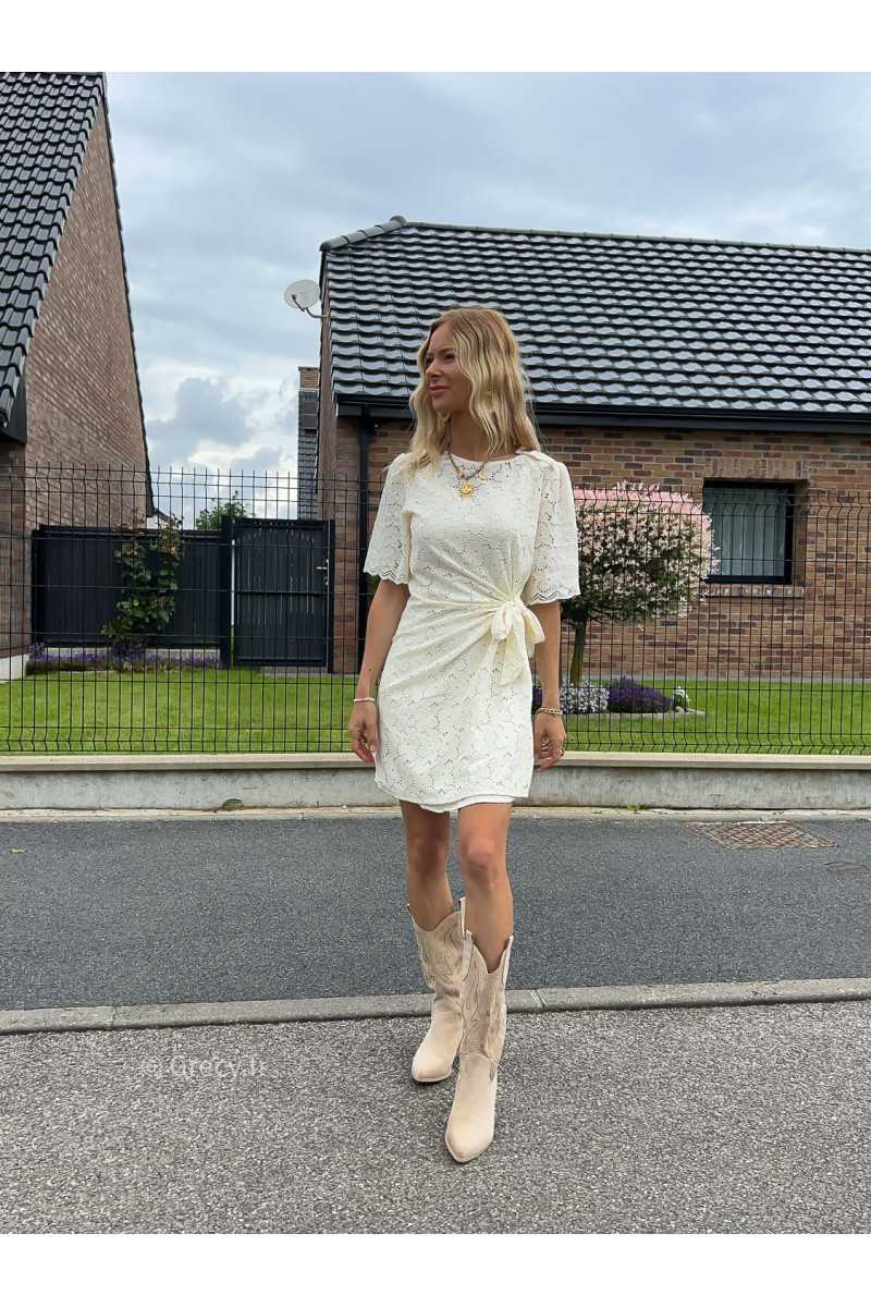 robe courte dentelles nouée chic cérémonie blanc été Summer 2024 mode tendance grecy look