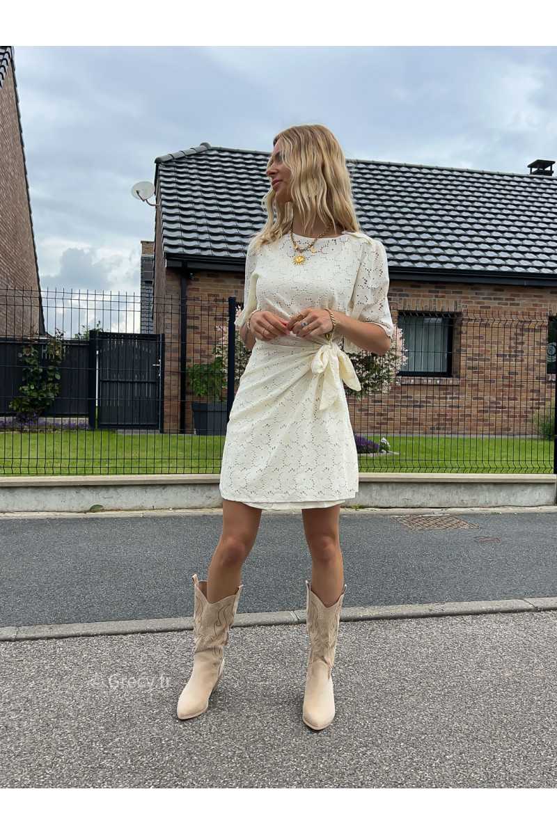 robe courte dentelles nouée chic cérémonie blanc été Summer 2024 mode tendance grecy look