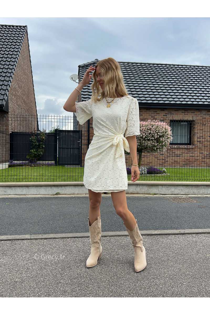 robe courte dentelles nouée chic cérémonie blanc été Summer 2024 mode tendance grecy look