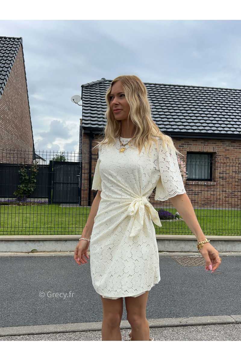 robe courte dentelles nouée chic cérémonie blanc été Summer 2024 mode tendance grecy look