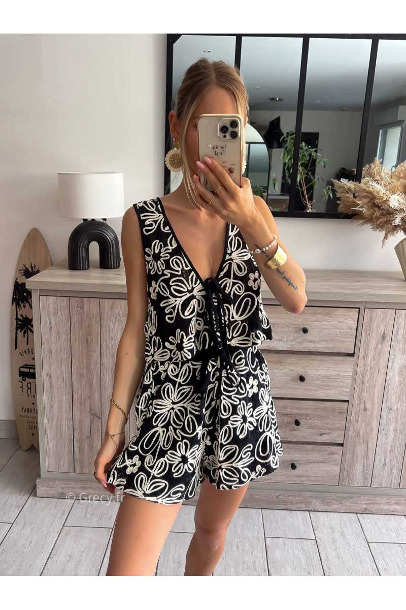 ensemble short et gilet sans manches noir et blanc broderies fleurs brodées boutonné chic soirée mode tendance grecy été 2024