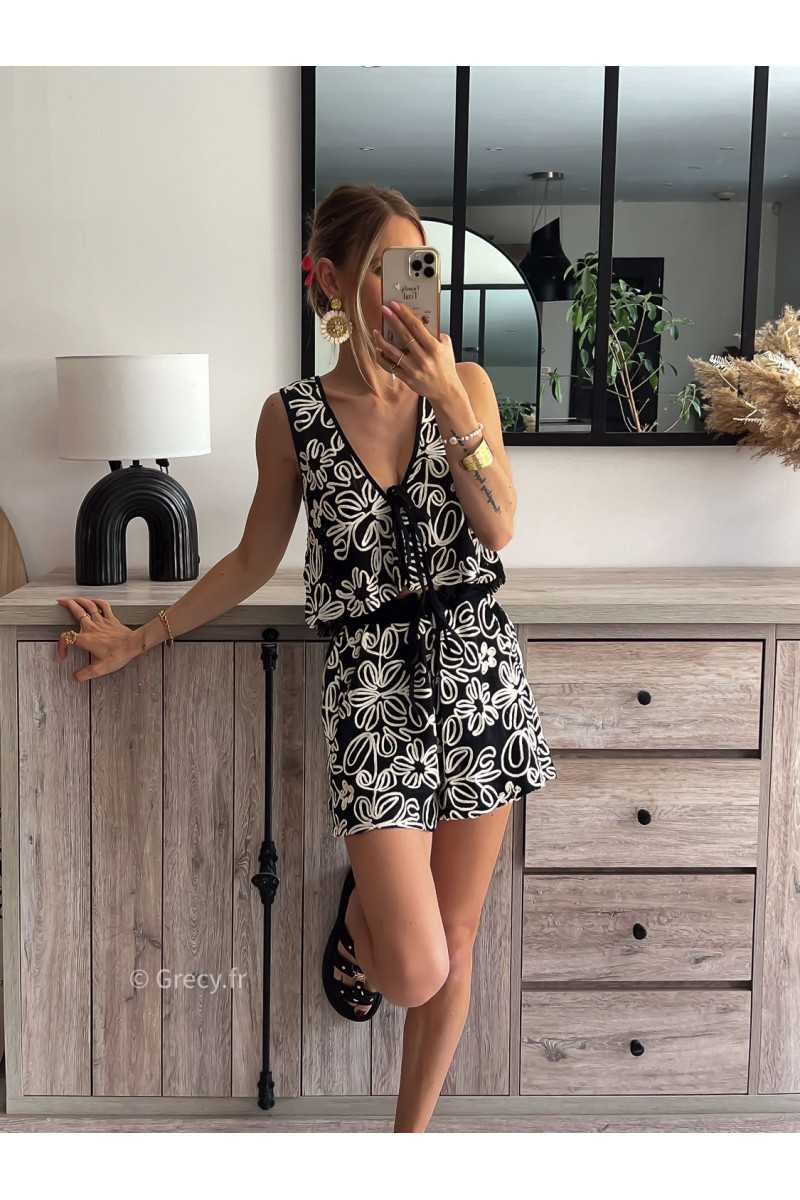 ensemble short et gilet sans manches noir et blanc broderies fleurs brodées boutonné chic soirée mode tendance grecy été 2024