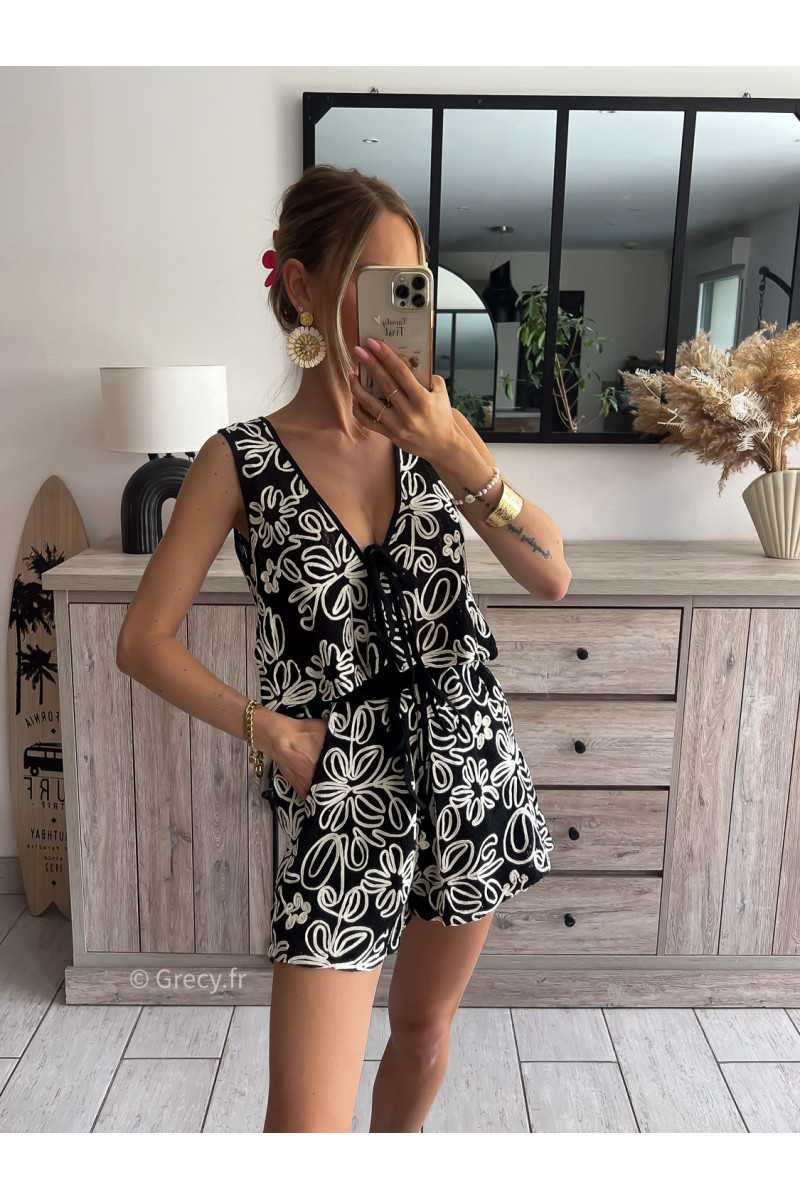 ensemble short et gilet sans manches noir et blanc broderies fleurs brodées boutonné chic soirée mode tendance grecy été 2024