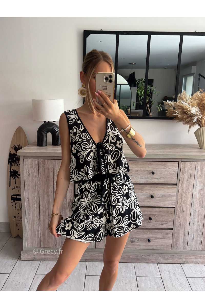 ensemble short et gilet sans manches noir et blanc broderies fleurs brodées boutonné chic soirée mode tendance grecy été 2024