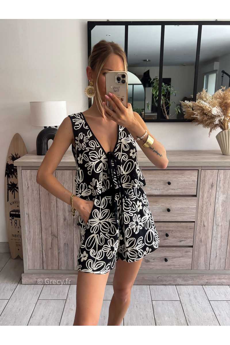 ensemble short et gilet sans manches noir et blanc broderies fleurs brodées boutonné chic soirée mode tendance grecy été 2024
