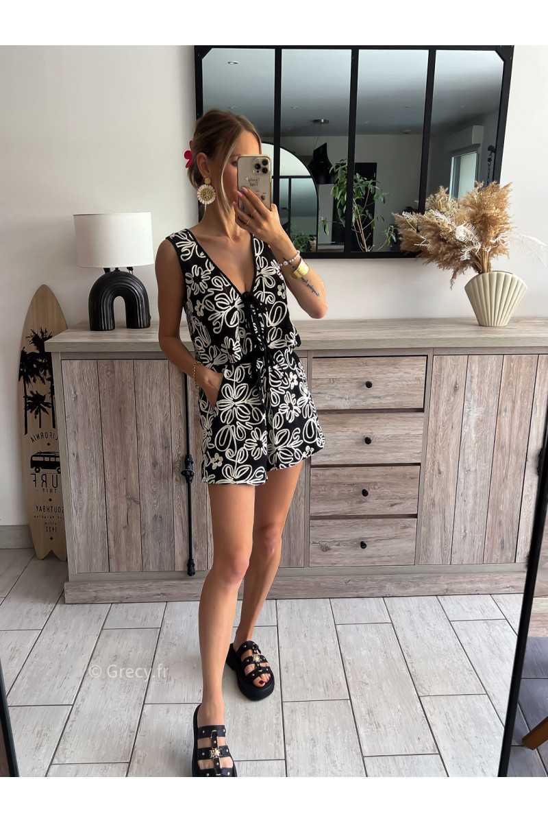 ensemble short et gilet sans manches noir et blanc broderies fleurs brodées boutonné chic soirée mode tendance grecy été 2024