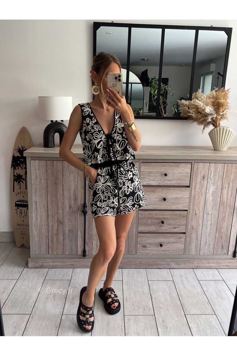 ensemble short et gilet sans manches noir et blanc broderies fleurs brodées boutonné chic soirée mode tendance grecy été 2024