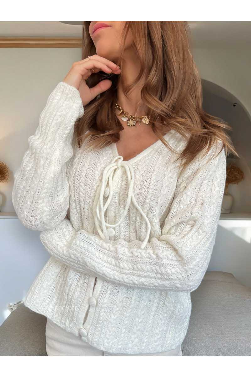 Gilet blanc maille torsadée mohair boutonné mode tendance grecy mode outfit look automne hiver