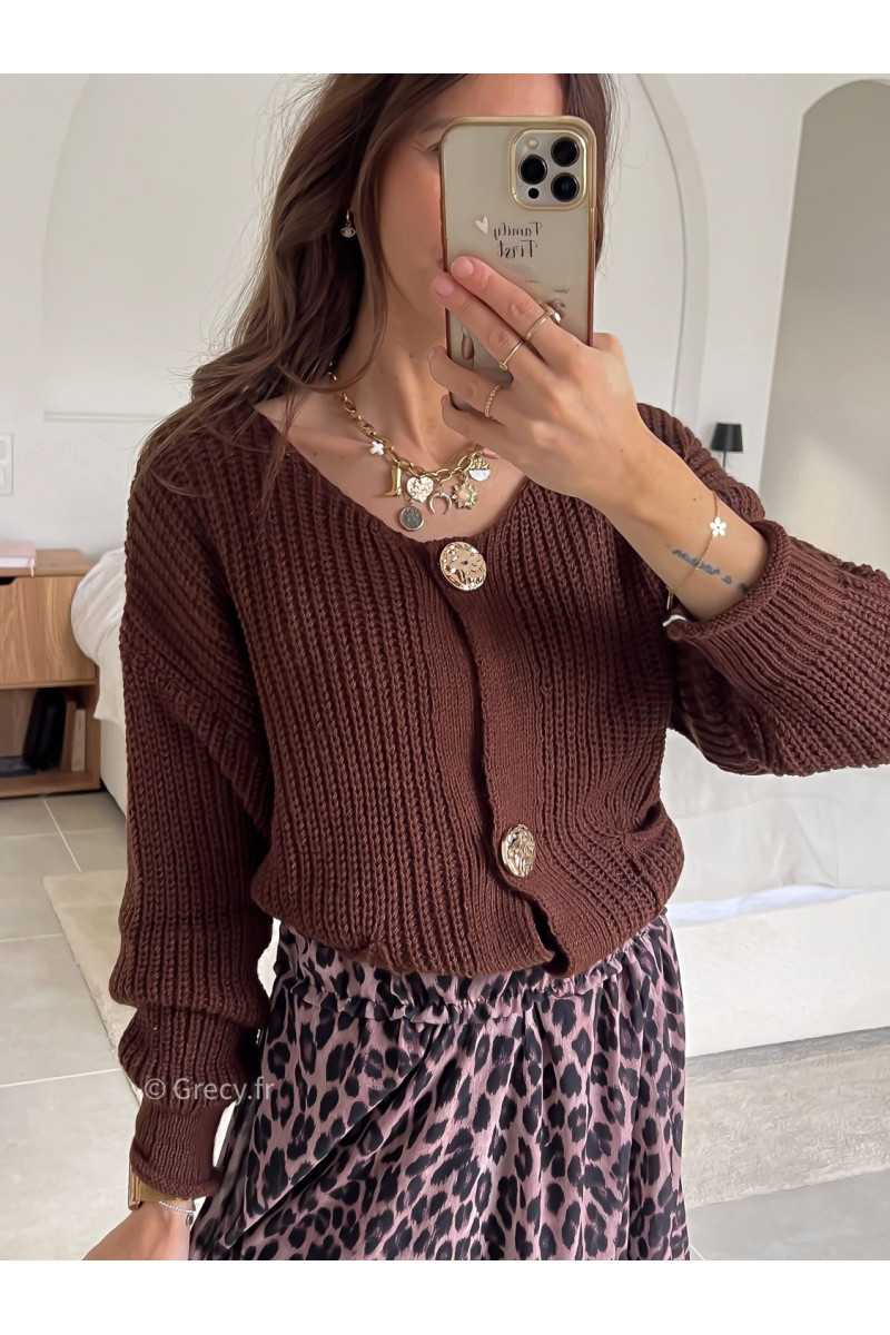 Gilet marron boutons dorés or tendance mode grecy look automne hiver 2024