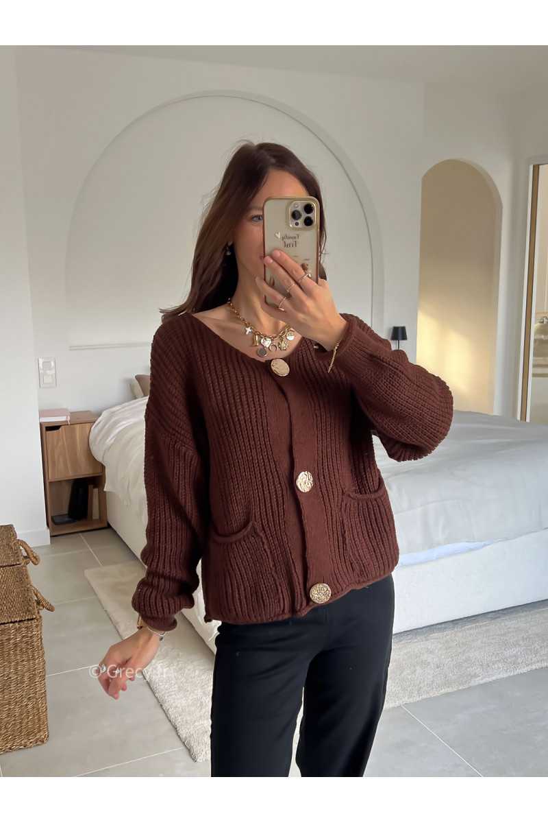 Gilet marron boutons dorés or tendance mode grecy look automne hiver 2024