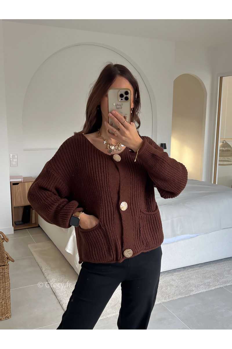 Gilet marron boutons dorés or tendance mode grecy look automne hiver 2024