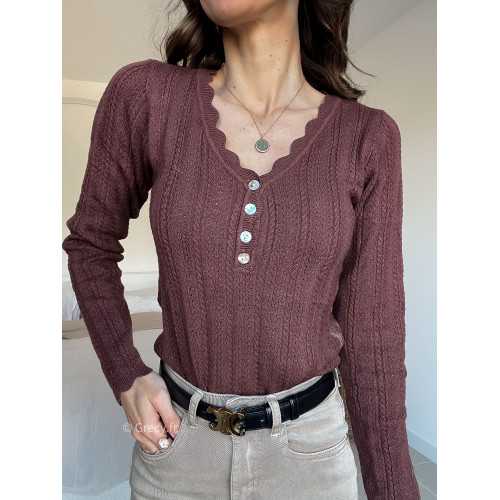 Pull col boutonné marron mode grecy look tendance 2025