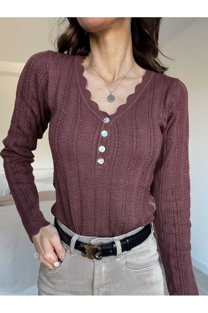Pull col boutonné marron mode grecy look tendance 2025