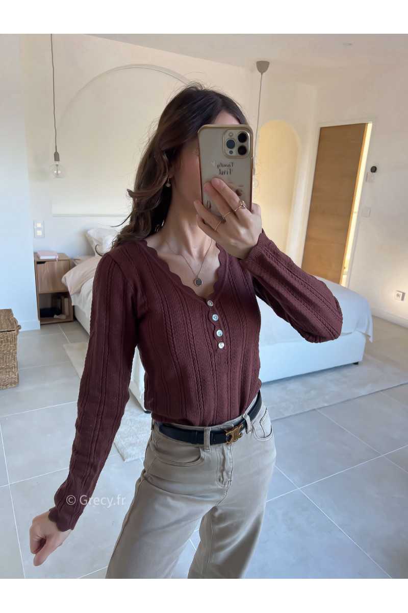 Pull col boutonné marron mode grecy look tendance 2025
