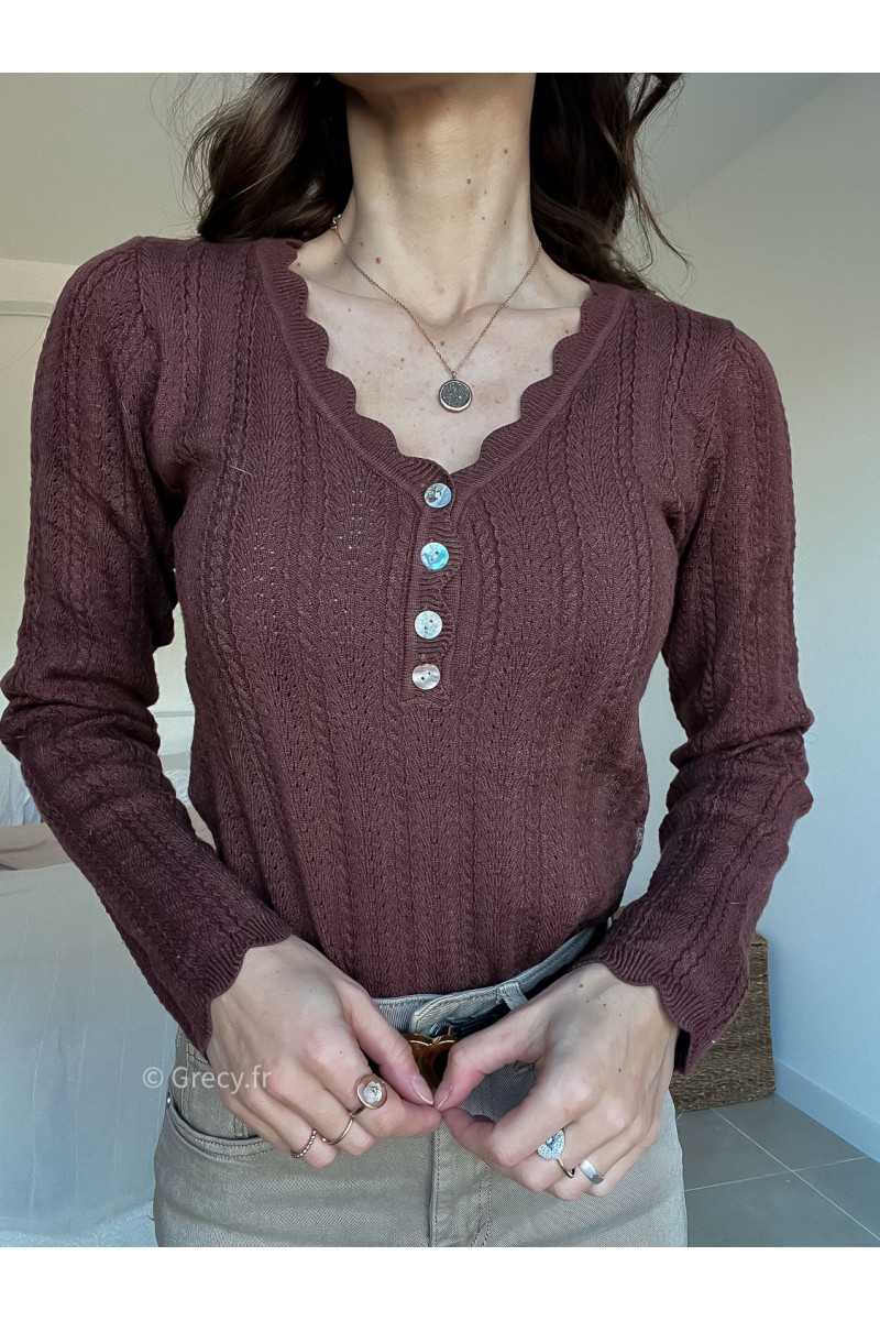 Pull col boutonné marron mode grecy look tendance 2025