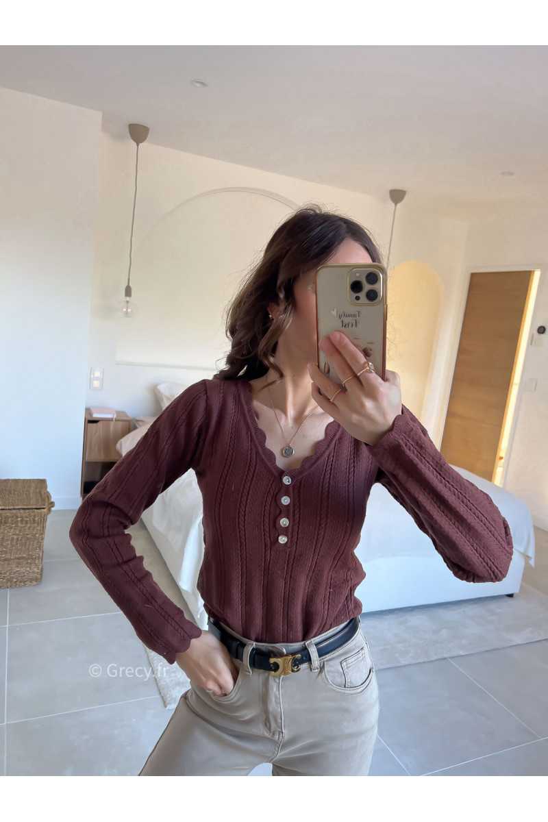 Pull col boutonné marron mode grecy look tendance 2025