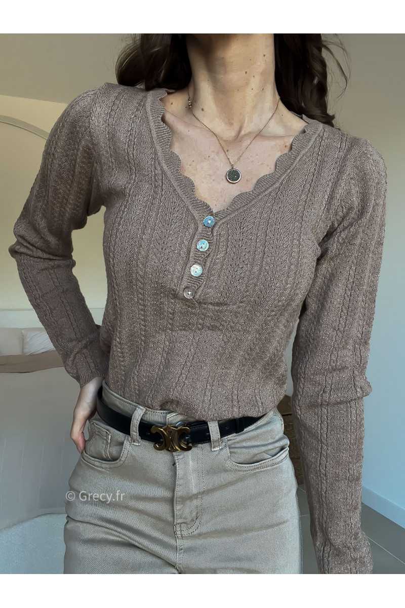 Pull col boutonné taupe mode grecy look tendance 2025