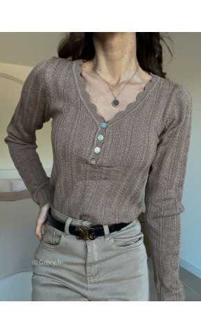 Pull col boutonné taupe mode grecy look tendance 2025