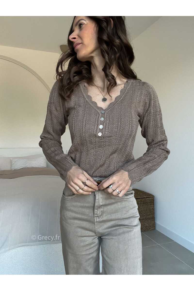Pull col boutonné taupe mode grecy look tendance 2025