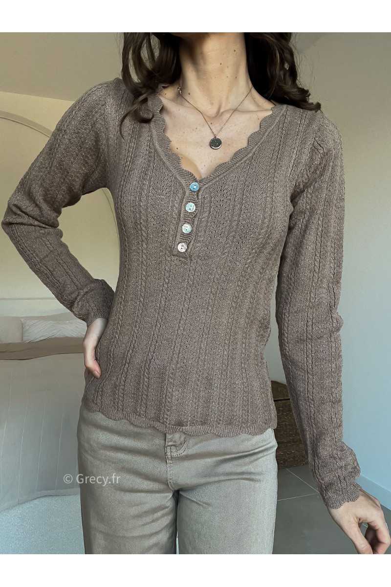 Pull col boutonné taupe mode grecy look tendance 2025