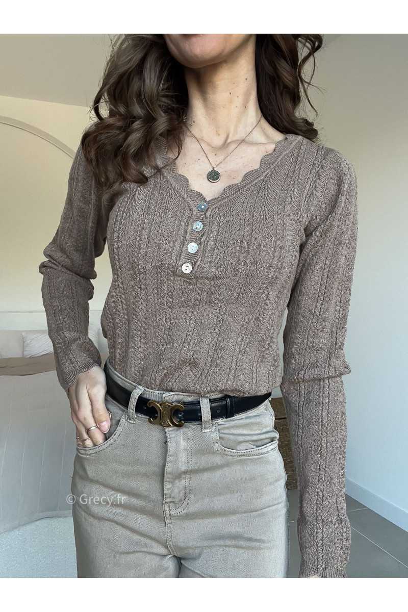 Pull col boutonné taupe mode grecy look tendance 2025