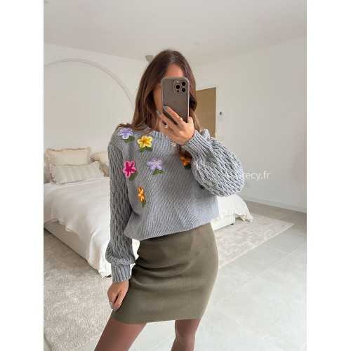 Pull gris fleurs relief fleuri mode tenue look intemporel grecy e-shop