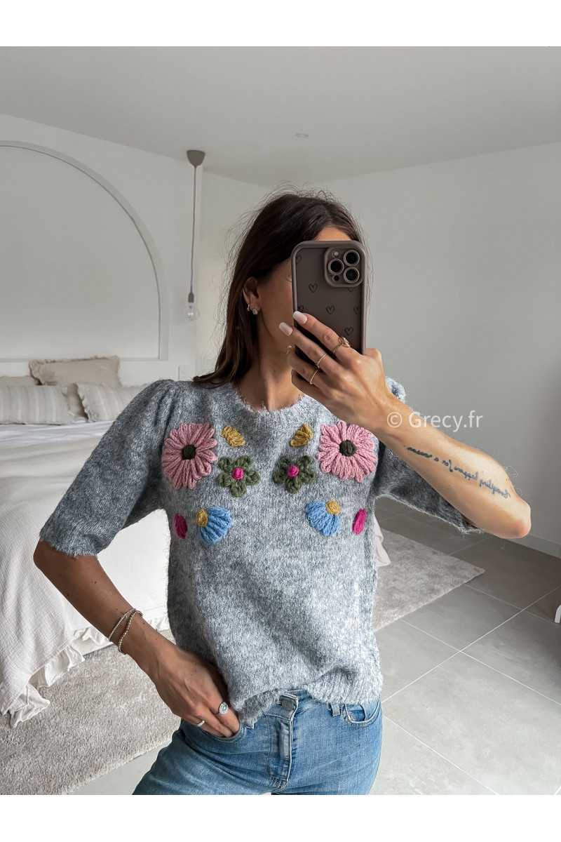 Pull gris fleuri manches courtes broderies printemps 2025 mode grecy tance look