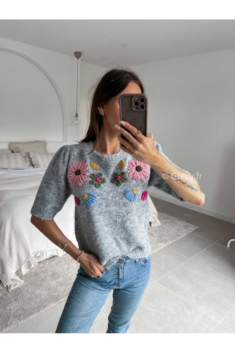 Pull gris fleuri manches courtes broderies printemps 2025 mode grecy tance look